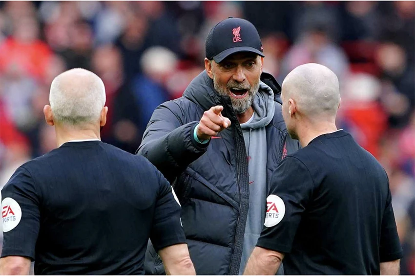 Klopp nổi giận với trọng tài Paul Tierney. ẢNH: SUN SPORTS Klopp nổi giận với trọng tài Paul Tierney. ẢNH: SUN SPORTS