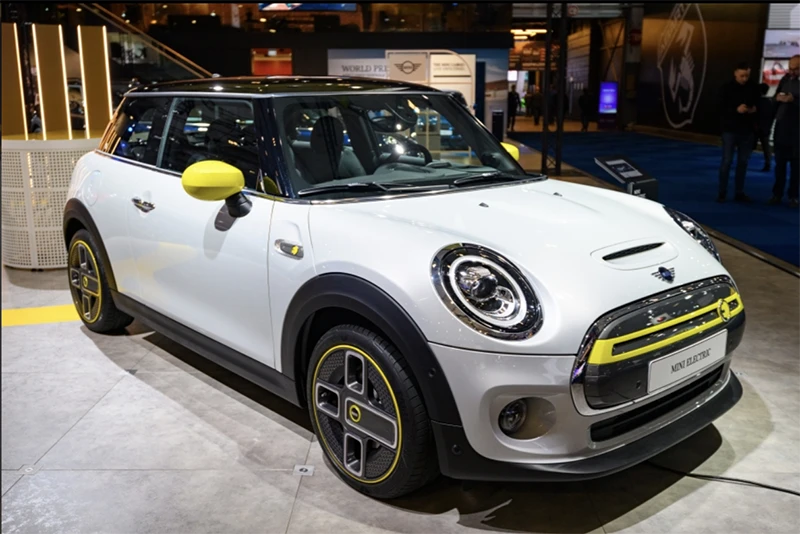 Cô vợ Antonella Roccuzzo của Messi nhiều lần lái chiếc Mini Cooper Electric quanh Paris. ẢNH: GETTY Cô vợ Antonella Roccuzzo của Messi nhiều lần lái chiếc Mini Cooper Electric quanh Paris. ẢNH: GETTY