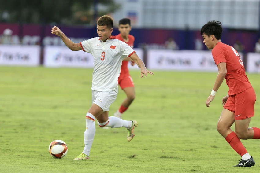 Văn Tùng đã rời sân. ẢNH: ANH PHƯƠNG Văn Tùng đã rời sân. ẢNH: ANH PHƯƠNG