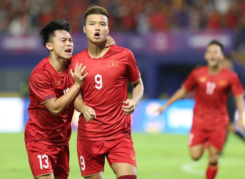 Văn Tùng là người "mở hàng" bàn thắng cho U-22 Việt Nam tại SEA Games 32. ẢNH: ANH PHƯƠNG Văn Tùng là người "mở hàng" bàn thắng cho U-22 Việt Nam tại SEA Games 32. ẢNH: ANH PHƯƠNG