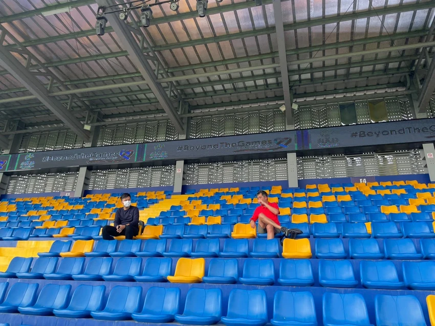 Khu vực dành cho các fan Singapore còn... thảm hơn khi có rất ít người vào sân. ẢNH: CÔNG TUẤN Khu vực dành cho các fan Singapore còn... thảm hơn khi có rất ít người vào sân. ẢNH: CÔNG TUẤN