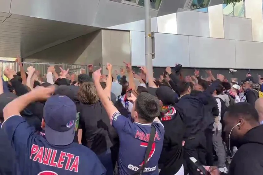 Các fan PSG đã phản đối cả Messi lẫn Neymar. ẢNH: MIRROR
