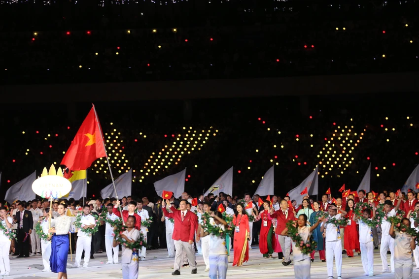 Các đoàn thể thao Đông Nam Á diễu hành. Đoàn đầu tiên diễu hành là Brunei và đoàn cuối cùng là chủ nhà Campuchia. Kình ngư Nguyễn Huy Hoàng vinh dự là VĐV cầm cờ dẫn đầu đoàn thể thao Việt Nam trong lễ diễu hành.