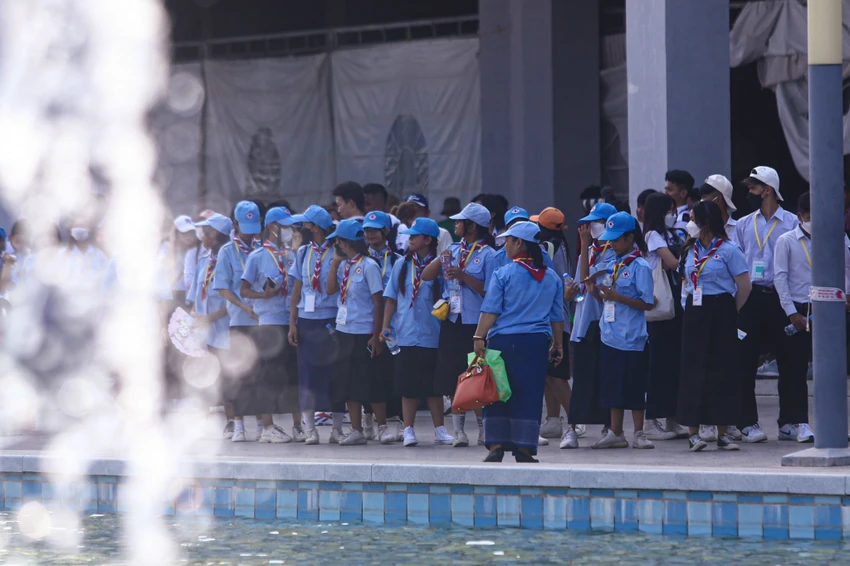 Các em học sinh tham gia vào lễ khai mạc SEA Games 32.
