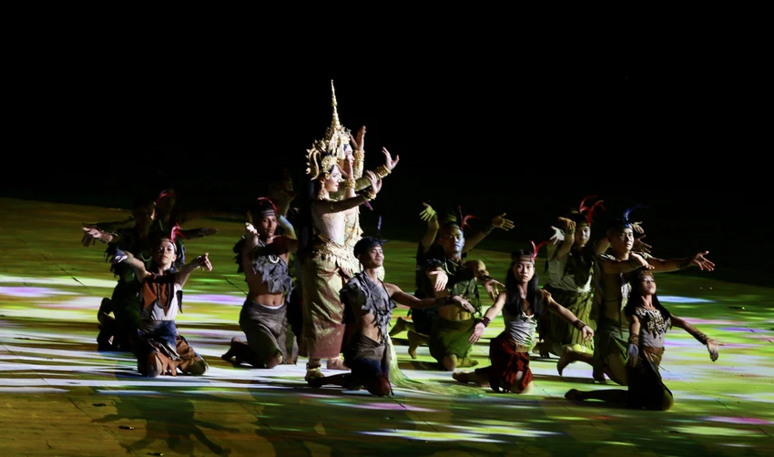 Tiết mục nghệ thuật mở màn SEA Games 32 mang tên "The birth of Khmer Kingdom" với hình tượng nữ thần Champa và nói về sự ra đời của đất nước Campuchia.