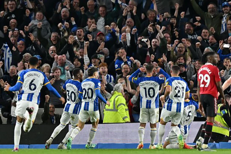Brighton ăn mừng bàn thắng đúng phút cuối cùng. ẢNH: GETTY Brighton ăn mừng bàn thắng đúng phút cuối cùng. ẢNH: GETTY