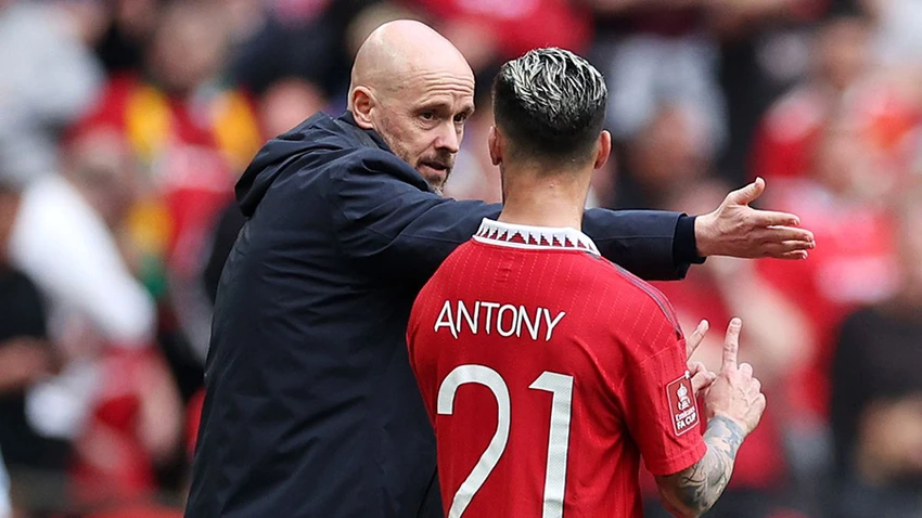 Ten Hag nhắc nhở cậu học trò Antony cần tỉnh táo và kiềm chế cảm xúc. ẢNH: GETTY Ten Hag nhắc nhở cậu học trò Antony cần tỉnh táo và kiềm chế cảm xúc. ẢNH: GETTY
