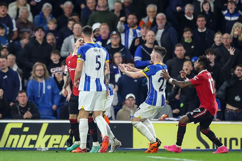 Antony và Lewis Dunk tranh cãi khiến cầu thủ hai đội lao vào nhau. ẢNH: GETTY Antony và Lewis Dunk tranh cãi khiến cầu thủ hai đội lao vào nhau. ẢNH: GETTY