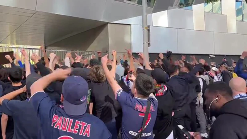 Các fan PSG thể hiện sự thất vọng với cả Messi lẫn Neymar. ẢNH: PSG_REPORT Các fan PSG thể hiện sự thất vọng với cả Messi lẫn Neymar. ẢNH: PSG_REPORT