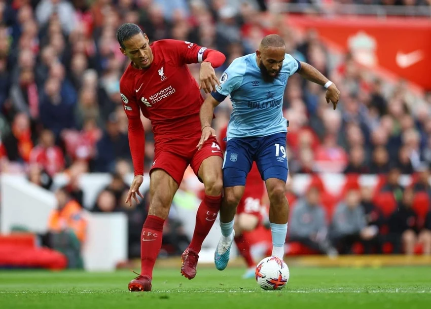 Van Dijk thi đấu tập trung, góp phần vào chiến thắng của Liverpool trước Brentford. Ảnh: Reuters Van Dijk thi đấu tập trung, góp phần vào chiến thắng của Liverpool trước Brentford. Ảnh: Reuters