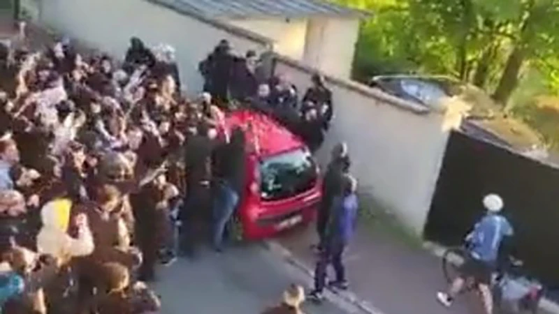 Nhiều fan PSG đã đến tận nhà Neymar bày tỏ sự phản đối. ẢNH: TWITTER Nhiều fan PSG đã đến tận nhà Neymar bày tỏ sự phản đối. ẢNH: TWITTER