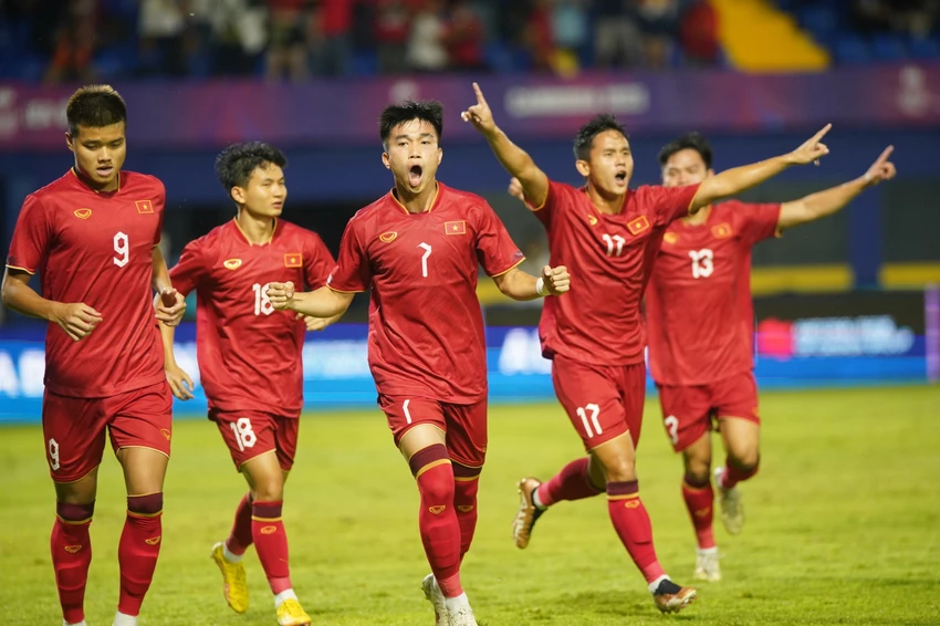 Các cầu thủ Việt Nam ăn mừng bàn thắng mở tỉ số. Các cầu thủ Việt Nam ăn mừng bàn thắng mở tỉ số.