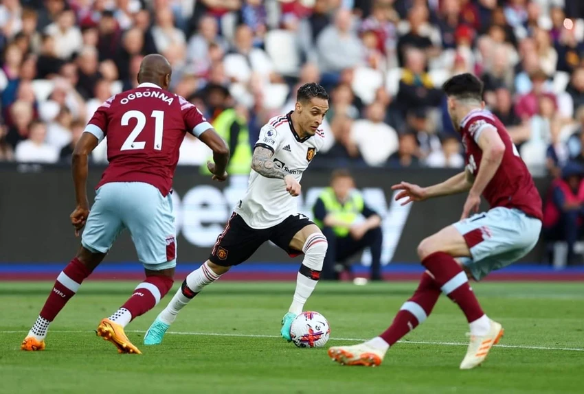 MU bế tắc trong các pha tấn công về phía khung thành West Ham. Ảnh: Reuters MU bế tắc trong các pha tấn công về phía khung thành West Ham. Ảnh: Reuters