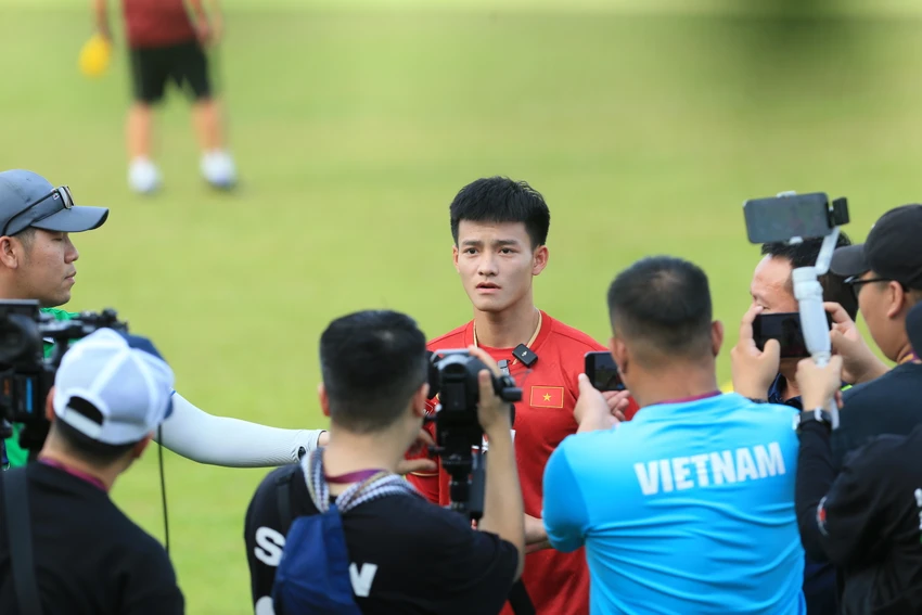 Thanh Nhàn đại diện cho các cầu thủ U-22 Việt Nam trả lời truyền thông trước buổi tập. ẢNH: ANH PHƯƠNG Thanh Nhàn đại diện cho các cầu thủ U-22 Việt Nam trả lời truyền thông trước buổi tập. ẢNH: ANH PHƯƠNG