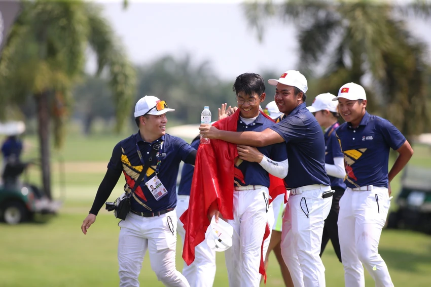 Lê Khánh Hưng làm nên lịch sử cho Golf VN ở sân chơi SEA Games. Lê Khánh Hưng làm nên lịch sử cho Golf VN ở sân chơi SEA Games.