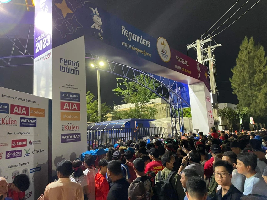 Nhiều CĐV vẫn chưa thể vào được bên trong sân. ẢNH: CÔNG TUẤN Nhiều CĐV vẫn chưa thể vào được bên trong sân. ẢNH: CÔNG TUẤN