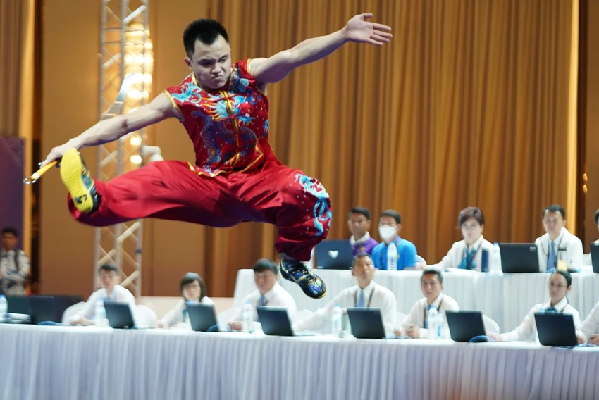 Nông Văn Hữu mở hàng vàng cho đoàn Việt Nam trong ngày 12-5. ẢNH: ANH PHƯƠNG Nông Văn Hữu mở hàng vàng cho đoàn Việt Nam trong ngày 12-5. ẢNH: ANH PHƯƠNG