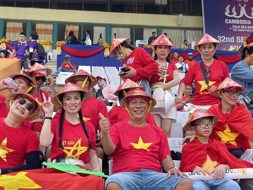 Các CĐV Việt Nam vào sân Olympic cổ vũ cho U-22 Việt Nam. ẢNH: CÔNG TUẤN Các CĐV Việt Nam vào sân Olympic cổ vũ cho U-22 Việt Nam. ẢNH: CÔNG TUẤN