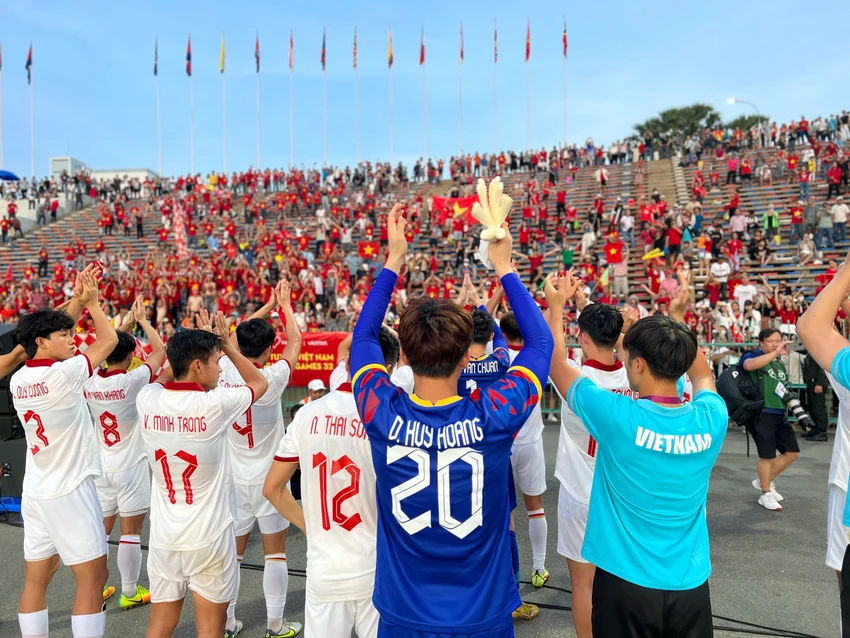 U-22 Việt Nam tri ân người hâm mộ sau trận đấu U-22 Việt Nam tri ân người hâm mộ sau trận đấu