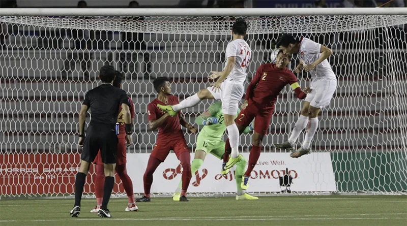 Đoàn Văn Hậu đánh đầu mở tỉ số trong trận chung kết U-22 Việt Nam thắng Indonesia 3-0 ở SEA Games 2019. ẢNH: BOLA Đoàn Văn Hậu đánh đầu mở tỉ số trong trận chung kết U-22 Việt Nam thắng Indonesia 3-0 ở SEA Games 2019. ẢNH: BOLA