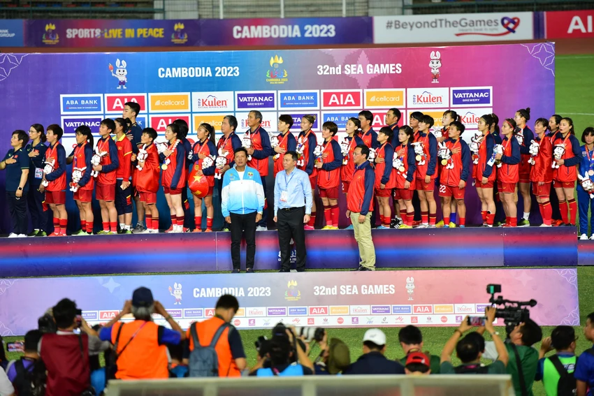Các cầu thủ nữ Việt Nam hướng về cờ nước trong lễ hát quốc ca. Các cầu thủ nữ Việt Nam hướng về cờ nước trong lễ hát quốc ca.