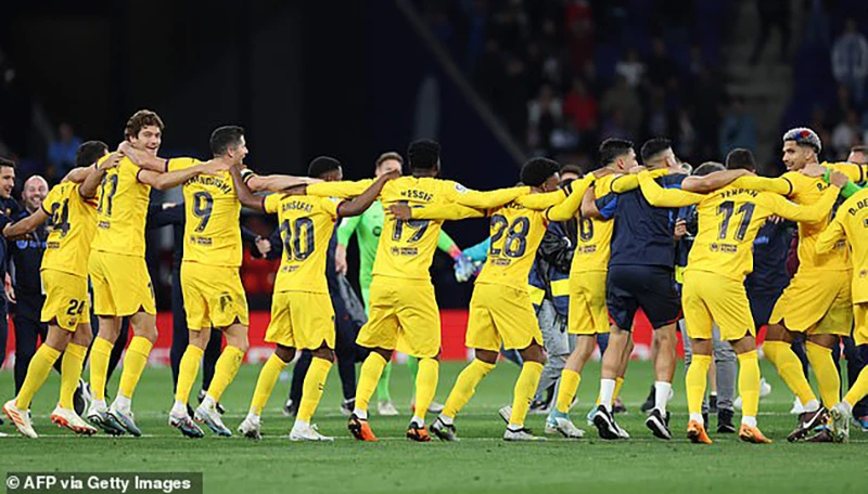 Các cầu thủ Barca ăn mừng ở vòng tròn trung tâm. ẢNH: GETTY Các cầu thủ Barca ăn mừng ở vòng tròn trung tâm. ẢNH: GETTY