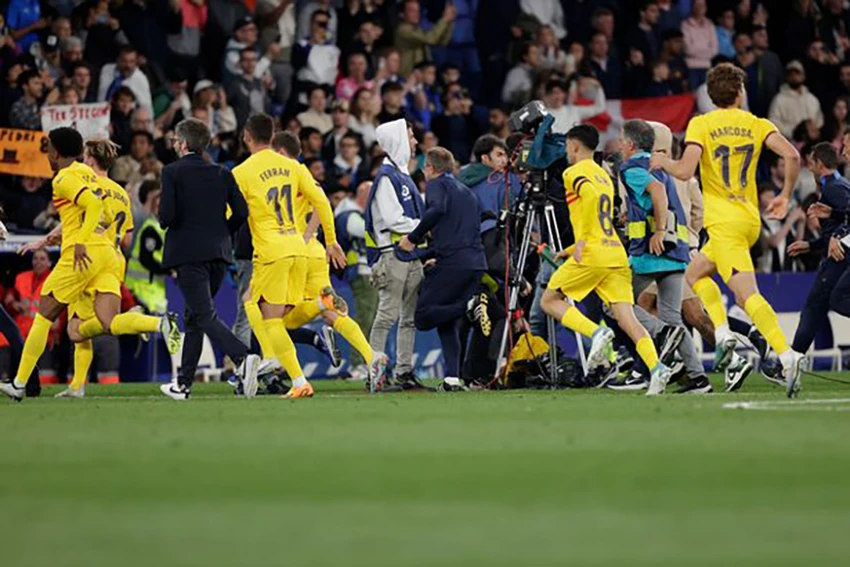 Các cầu thủ Barca bỏ chạy vào phòng thay đồ. ẢNH: GETTY Các cầu thủ Barca bỏ chạy vào phòng thay đồ. ẢNH: GETTY