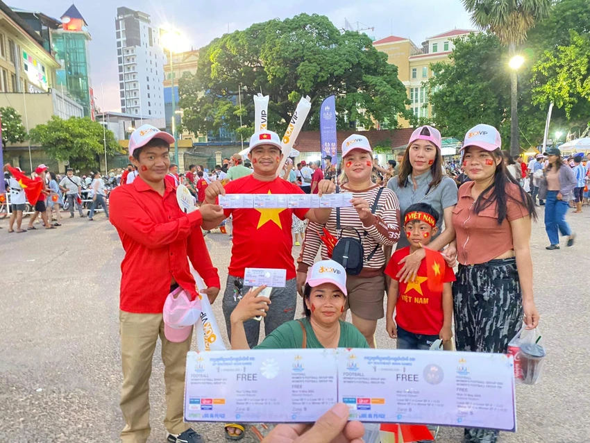 Các CĐV khoe những chiếc vé quý giá xem trận chung kết. ẢNH: CÔNG TUẤN Các CĐV khoe những chiếc vé quý giá xem trận chung kết. ẢNH: CÔNG TUẤN