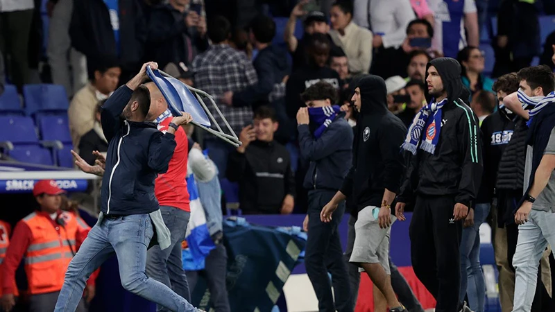 CĐV Espanyol tràn vào sân. ẢNH: GETTY CĐV Espanyol tràn vào sân. ẢNH: GETTY