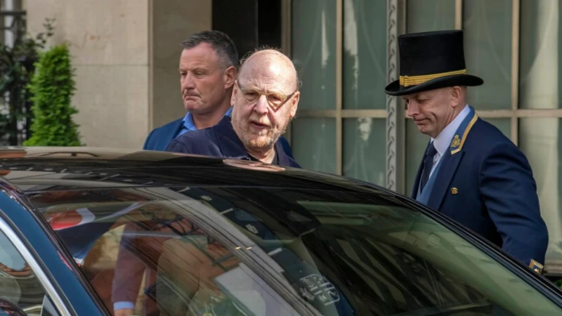 Avram Glazer đến khách sạn của gia đình Sheikh Jassim và rời đi trên chiếc Mercedes. ẢNH: MIRROR