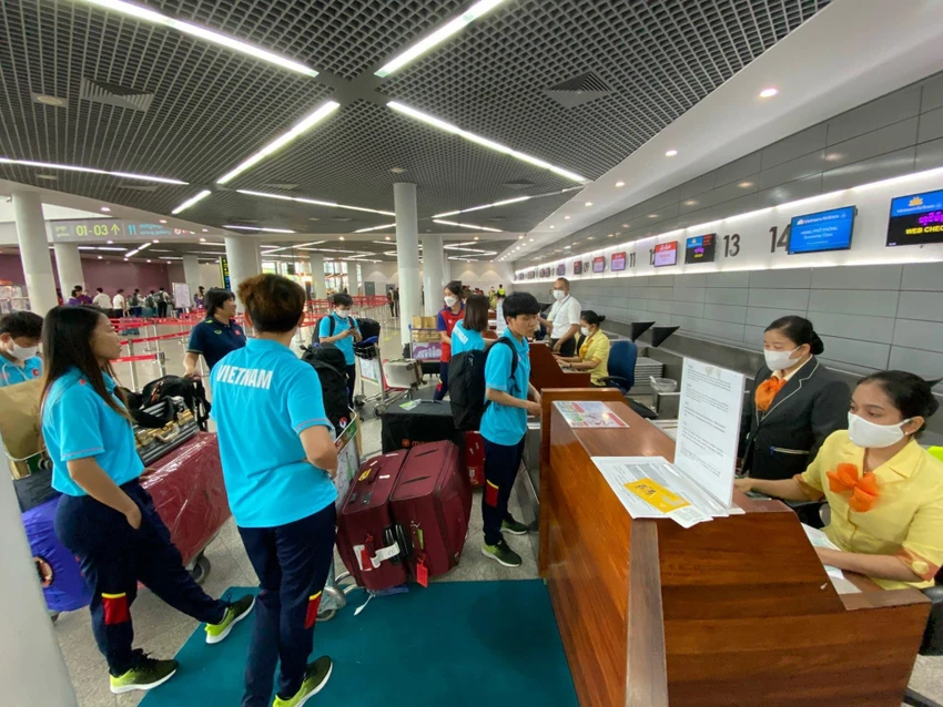 Các cầu thủ nữ Việt Nam tại sân bay quốc tế Phnom Penh làm thủ tục về nước. ẢNH: VFF Các cầu thủ nữ Việt Nam tại sân bay quốc tế Phnom Penh làm thủ tục về nước. ẢNH: VFF