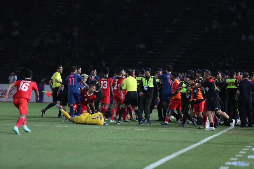 Trận chung kết SEA Games 32 giữa Thái Lan và Indonesia có những cảnh xấu xí như thế này. ẢNH: ANH PHƯƠNG Trận chung kết SEA Games 32 giữa Thái Lan và Indonesia có những cảnh xấu xí như thế này. ẢNH: ANH PHƯƠNG