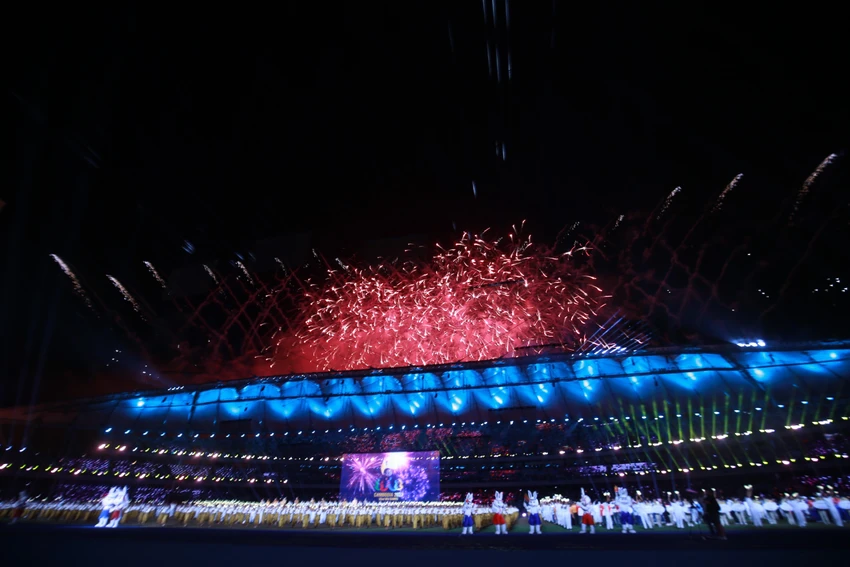 Pháo hoa rực sáng trời đêm kết thúc lễ bế mạc SEA Games 32. Pháo hoa rực sáng trời đêm kết thúc lễ bế mạc SEA Games 32.