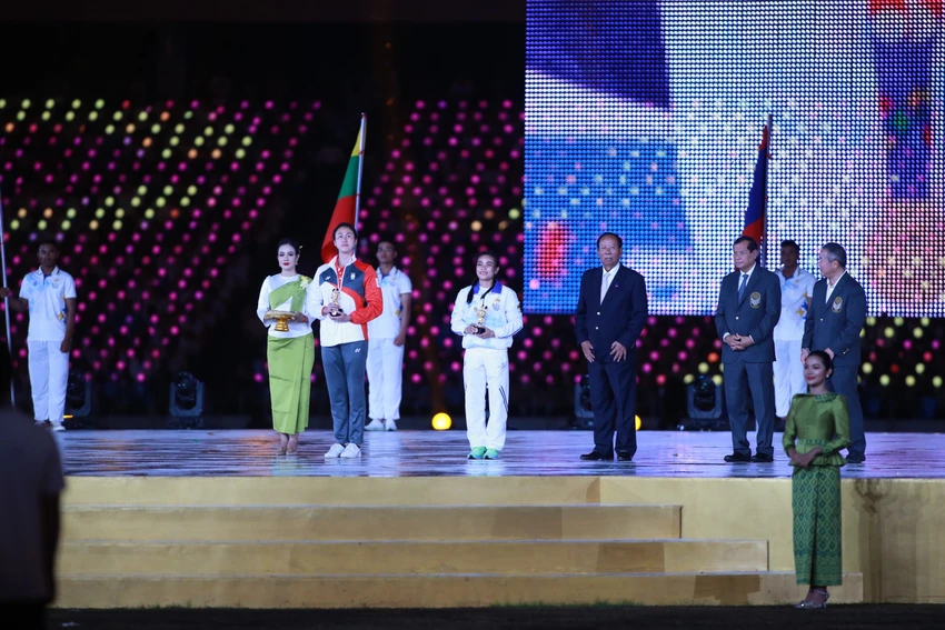 Quah Ting Wen (Singapore) với sáu HC vàng môn bơi và Pal Chhor Raksmy (Campuchia) giành 4 HCV Vovinam là 2 VĐV xuất sắc và tiêu biểu nhất SEA Games 32. Quah Ting Wen (Singapore) với sáu HC vàng môn bơi và Pal Chhor Raksmy (Campuchia) giành 4 HCV Vovinam là 2 VĐV xuất sắc và tiêu biểu nhất SEA Games 32.