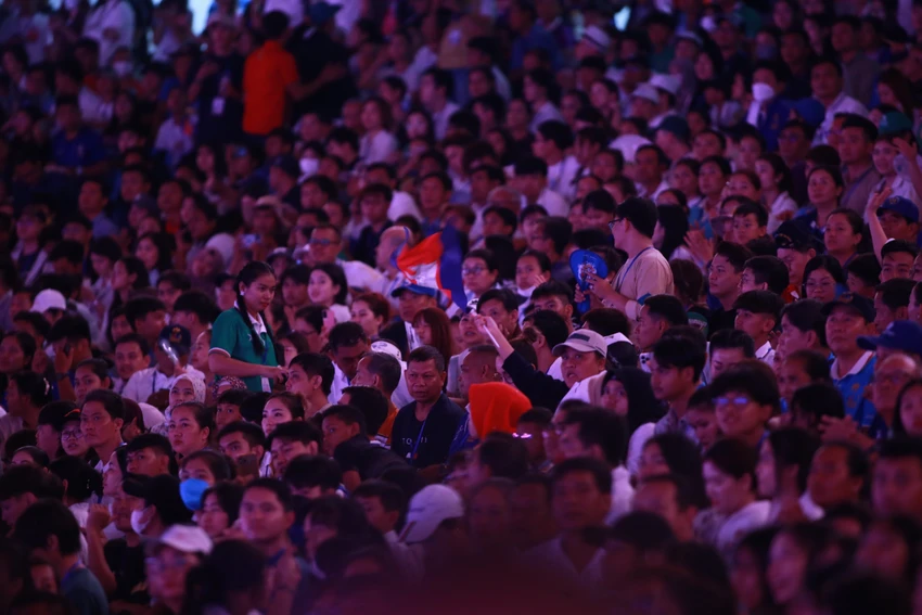Đúng 19h ngày 17-5, Lễ bế mạc SEA Games 32 chính thức bắt đầu. Đúng 19h ngày 17-5, Lễ bế mạc SEA Games 32 chính thức bắt đầu.
