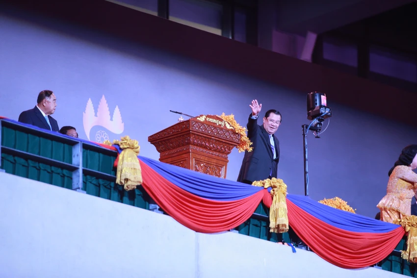 Thủ tướng Campuchia Hun Sen chủ trì buổi lễ bế mạc SEA Games. Thủ tướng Hun Sen vẫy tay chào khán giả và các đoàn. Thủ tướng Campuchia Hun Sen chủ trì buổi lễ bế mạc SEA Games. Thủ tướng Hun Sen vẫy tay chào khán giả và các đoàn.