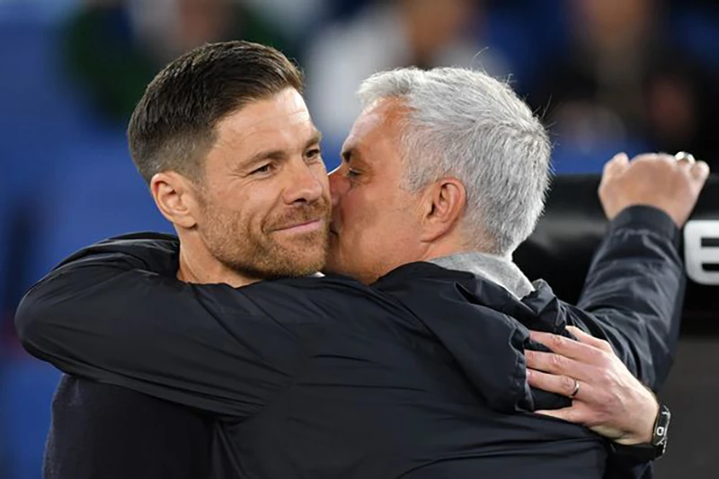 Mourinho ôm HLV Alonso của Leverkusen sau trận đấu. ẢNH: GETTY Mourinho ôm HLV Alonso của Leverkusen sau trận đấu. ẢNH: GETTY