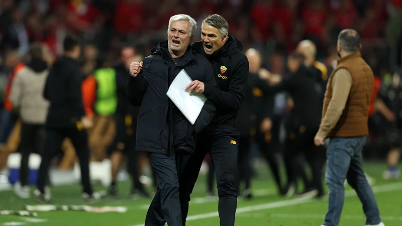 Mourinho ăn mừng đầy cảm xúc sau khi AS Roma vào chung kết Europa League. ẢNH: GETTY Mourinho ăn mừng đầy cảm xúc sau khi AS Roma vào chung kết Europa League. ẢNH: GETTY