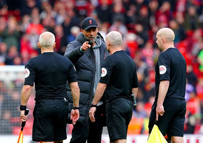 Klopp cho rằng trọng tài Paul Tierney luôn xử ép Liverpool. ẢNH: GETTY Klopp cho rằng trọng tài Paul Tierney luôn xử ép Liverpool. ẢNH: GETTY