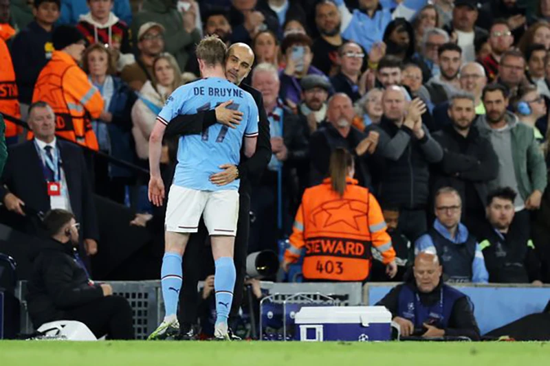 Pep Guardiola ôm De Bruyne trong trận Man City thắng Real Madrid 4-0 trên sân Etihad. ẢNH: GETTY Pep Guardiola ôm De Bruyne trong trận Man City thắng Real Madrid 4-0 trên sân Etihad. ẢNH: GETTY