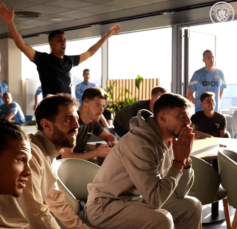 Ruben Dias và các đồng đội nín thở theo dõi trận đấu của Arsenal. ẢNH: MAN CITY Ruben Dias và các đồng đội nín thở theo dõi trận đấu của Arsenal. ẢNH: MAN CITY