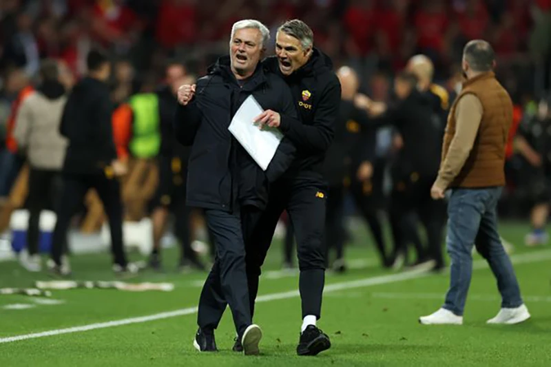 Mourinho không thể kìm nén cảm xúc sau khi giúp AS Roma vào chung kết cúp châu Âu trong 2 mùa giải liên tiếp. ẢNH: GETTY Mourinho không thể kìm nén cảm xúc sau khi giúp AS Roma vào chung kết cúp châu Âu trong 2 mùa giải liên tiếp. ẢNH: GETTY