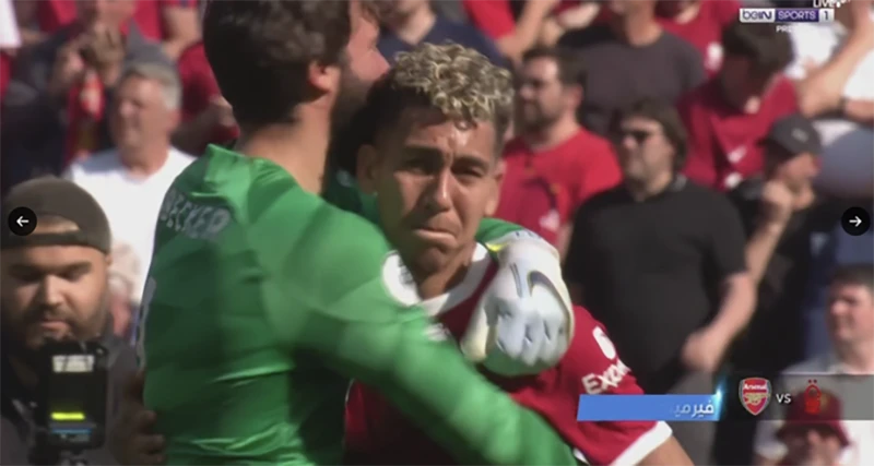 Alisson ôm Firmino. ẢNH: MIRROR Alisson ôm Firmino. ẢNH: MIRROR