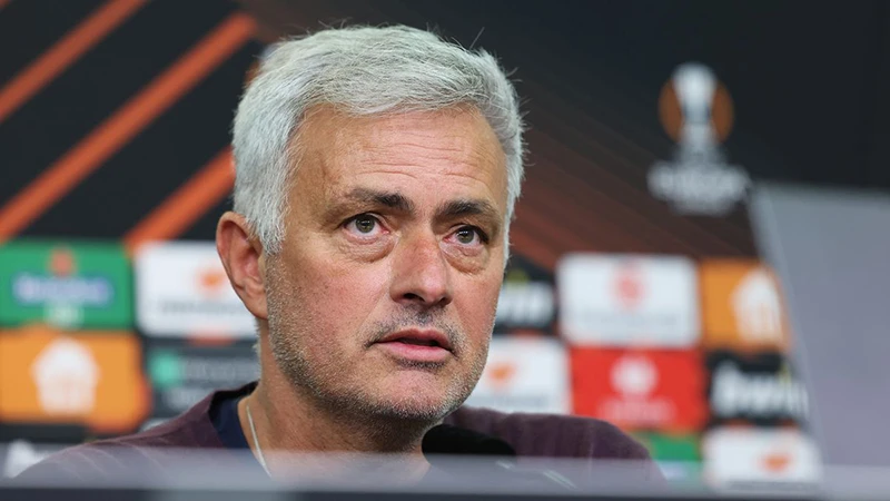 Mourinho gián tiếp xem thường thành tích của Pep Guardiola bằng tuyên bố ngụ ý Man City có đội hình chất lượng hơn AS Roma. ẢNH: GETTY Mourinho gián tiếp xem thường thành tích của Pep Guardiola bằng tuyên bố ngụ ý Man City có đội hình chất lượng hơn AS Roma. ẢNH: GETTY