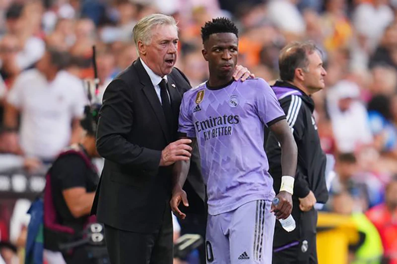 Ancelotti bất bình lên tiếng bảo vệ Vinicius. ẢNH: GETTY Ancelotti bất bình lên tiếng bảo vệ Vinicius. ẢNH: GETTY