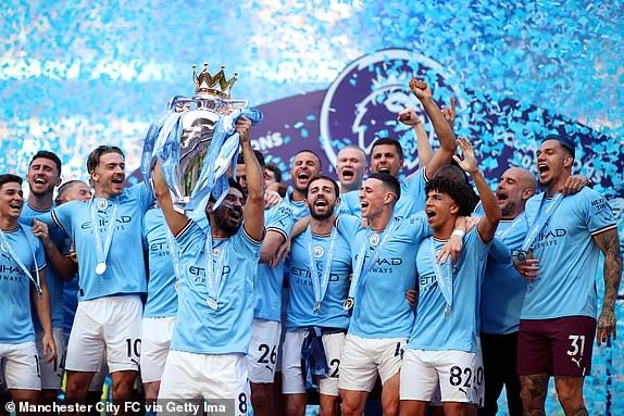 Man City nâng cao danh hiệu Premier League trên sân nhà Etihad sau trận thắng Chelsea. Ảnh: Getty Man City nâng cao danh hiệu Premier League trên sân nhà Etihad sau trận thắng Chelsea. Ảnh: Getty