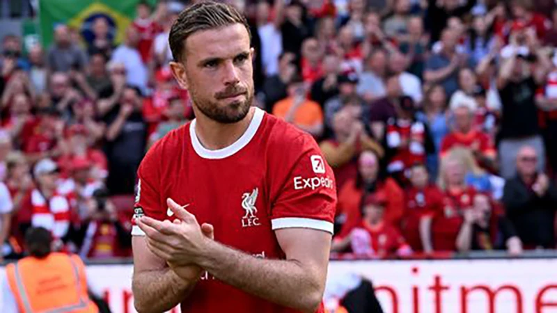 Henderson ngã trong vòng cấm Aston Villa nhưng không có gì xảy ra tiếp theo. ẢNH: GETTY Henderson ngã trong vòng cấm Aston Villa nhưng không có gì xảy ra tiếp theo. ẢNH: GETTY