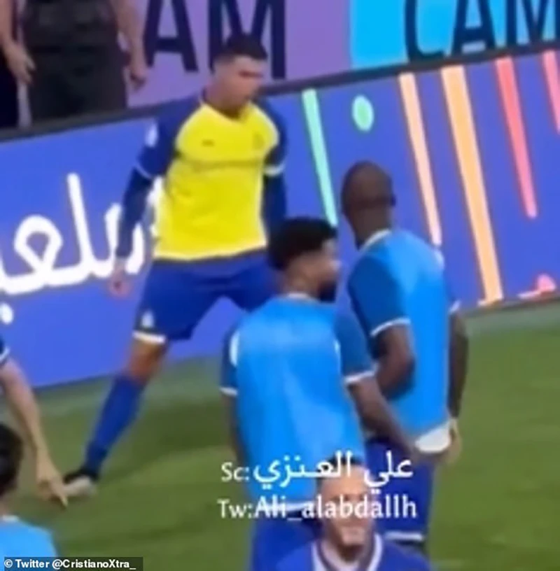 2 phong cách ăn mừng khác nhau trong 1 bàn thắng của Ronaldo. ẢNH: TWITTER 2 phong cách ăn mừng khác nhau trong 1 bàn thắng của Ronaldo. ẢNH: TWITTER