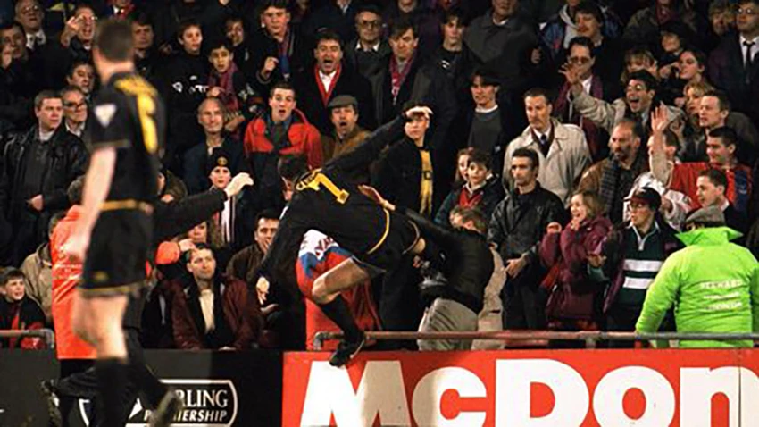 Cú đá kung-fu nổi tiếng của Cantona vào fan Crystal Palace đã xúc phạm anh. Nó khiến anh bị treo giò 8 tháng. ẢNH: GETTY Cú đá kung-fu nổi tiếng của Cantona vào fan Crystal Palace đã xúc phạm anh. Nó khiến anh bị treo giò 8 tháng. ẢNH: GETTY