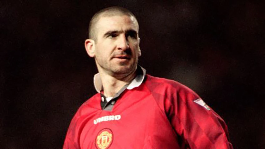 Hình ảnh mang tính biểu tượng của Cantona thời còn chơi cho Man Utd. ẢNH: GETTY Hình ảnh mang tính biểu tượng của Cantona thời còn chơi cho Man Utd. ẢNH: GETTY